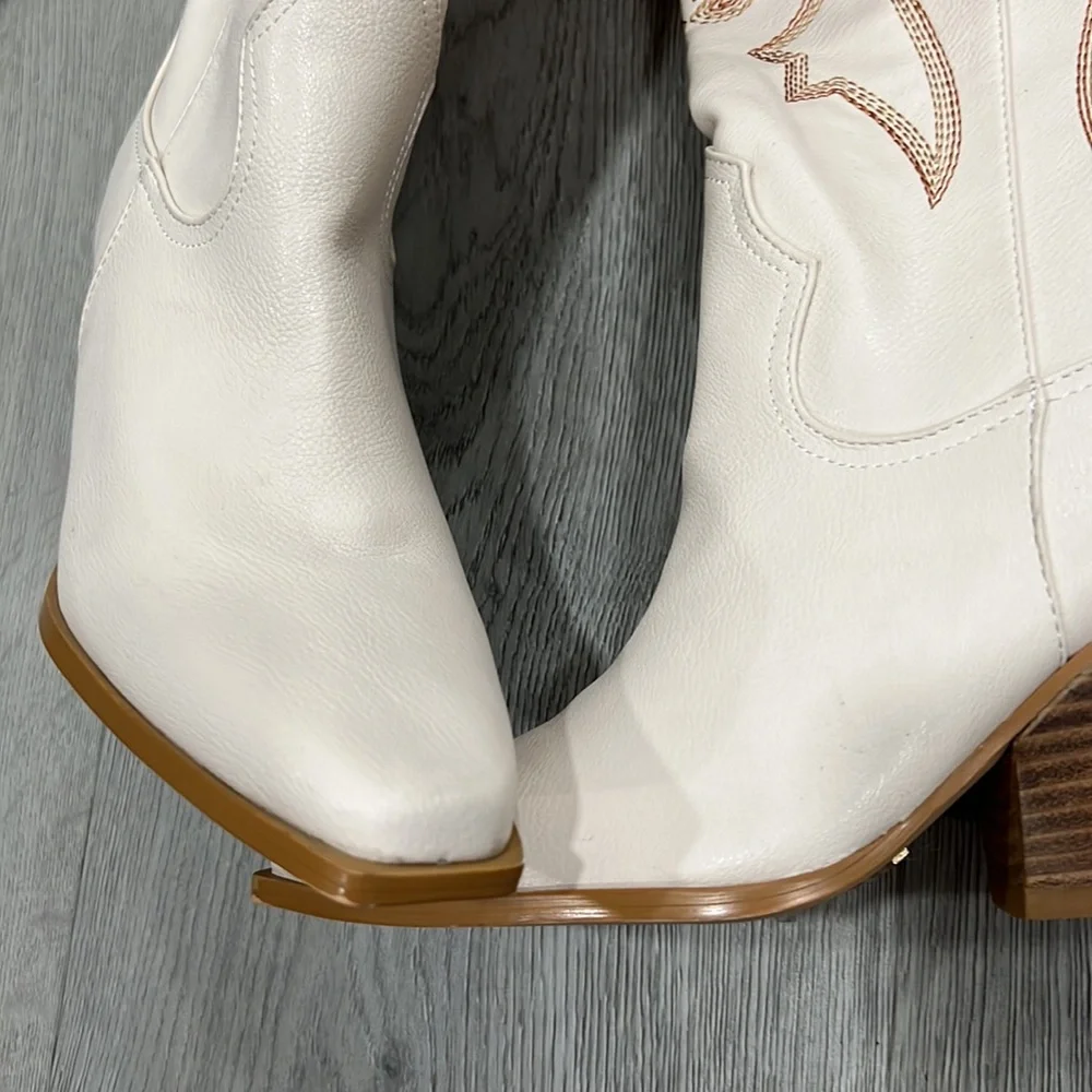 BILLINI: CALVIN BOOT -IVORY size 5 Nwob
